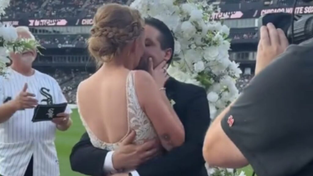 Illinois couple gets married in White Sox wedding