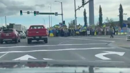 Pro-Ukraine Protest Erupts in Alaska as Trump Meets With Putin, ‘Brainwashed Libtards’ Protests in Alaska