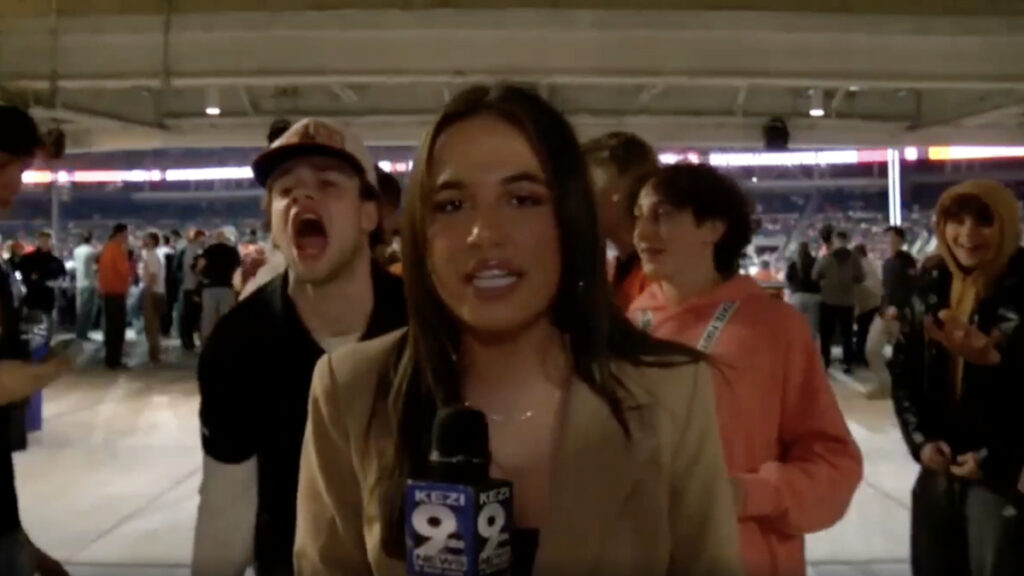 Gang of Men Harass and Scream at Crying Female Oregon Reporter: ‘What a Group of Moronic Buffoons’ Gang of Men Harass and Scream at Female Oregon Reporter