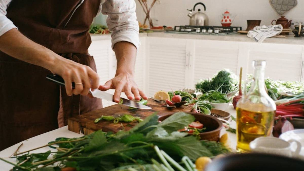 Aggressive Boyfriend in New York Throws Away Girlfriend’s Food Because “She Told Him”: ‘These outbursts are probably common since you immediately knew to go outside’
