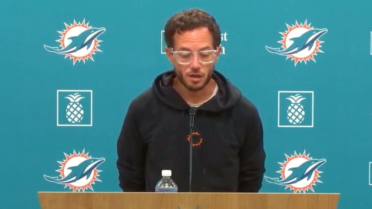 Dolphins Coach Mike McDaniel’s Bizarre Interview Style Raises Eyebrows Online
