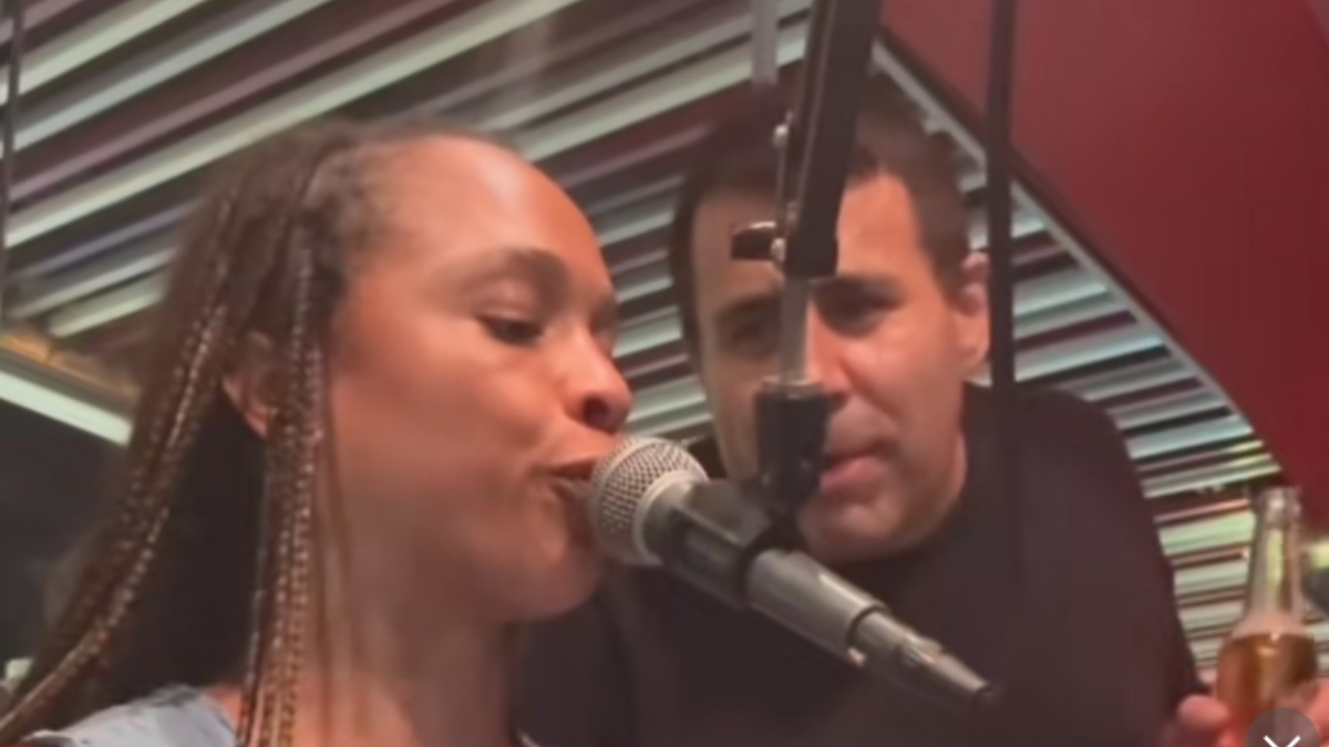 Texas Bar Singer Owns Rude Man to the Tune of YMCA After He Harassed Her in Viral Clip: ‘I Like These Lyrics Better than the Original’